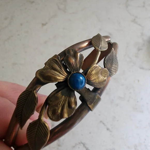 Vintage copper & brass floral cuff bracelet with blue turquoise stone - Picture 8 of 9